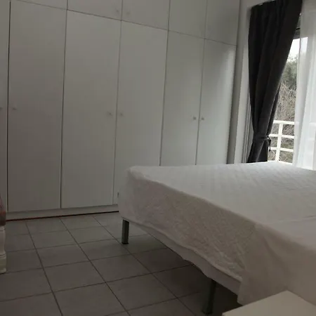 One Flat-one Floor-only Families Allowed Διαμέρισμα